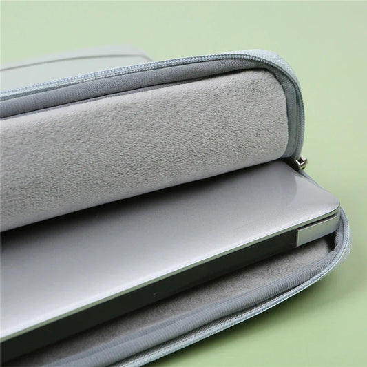 UrbanShield™ – Funda Laptop Impermeable y Elegante